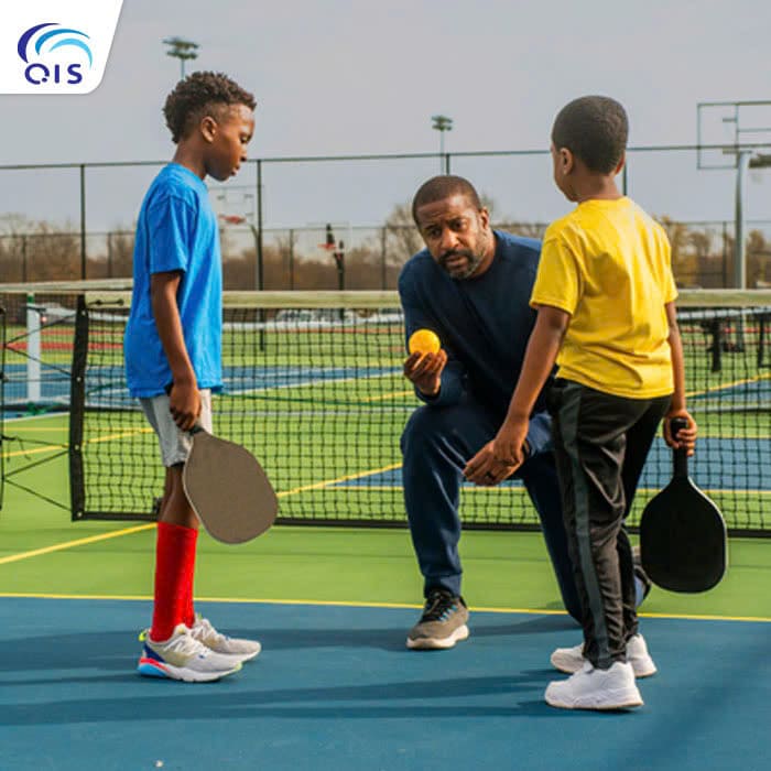 Trẻ em học chơi Pickleball cùng cha mẹ Trẻ em học chơi Pickleball cùng cha mẹ