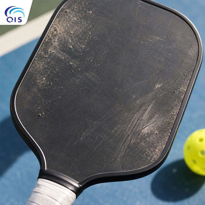 Mặt vợt Pickleball bị bám bụi sau khi chơi Mặt vợt Pickleball bị bám bụi sau khi chơi