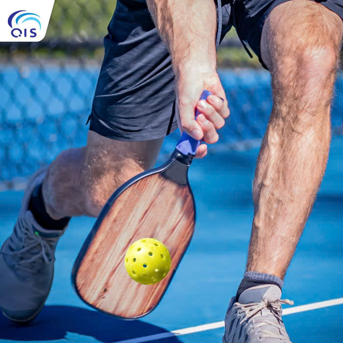Người chơi Pickleball sử dụng vợt có Overgrip Người chơi Pickleball sử dụng vợt có Overgrip