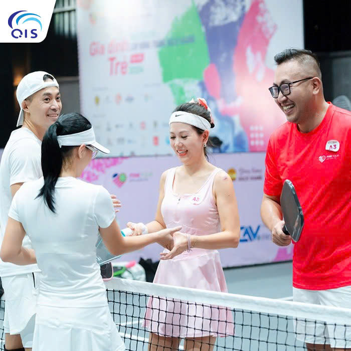 Người chơi Pickleball đánh đôi giao lưu Người chơi Pickleball đánh đôi giao lưu